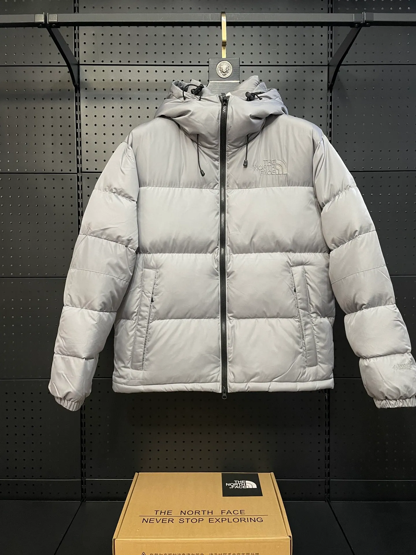Style number: Y 75 💰P360 𝗧𝗛𝗘 𝗡𝗢𝗥𝗧𝗛 𝗙𝗔𝗖𝗘 North Face 22F-WS Nuptse Hoodie Windproof Hooded Down Jacket It has been updated with the latest technology. A down jacket with strong wind resistance. GORE-TEXINFINIUM PRODUCTS is used in the outer layer to block cold air while venting the stuffy feeling inside the garment. The filling is environmentally friendly recycled down. By filling the inner collar with down, the warmth of the neck is increased and the release of body heat is reduced. The North Face logo is embroidered on the chest, giving a calm impression. Color: Dark Red Obsidian Black Premium Gray Size: S M L XL XXL